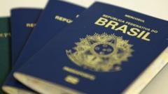 Por que Flávio Bolsonaro foi intimado a entregar os passaportes?