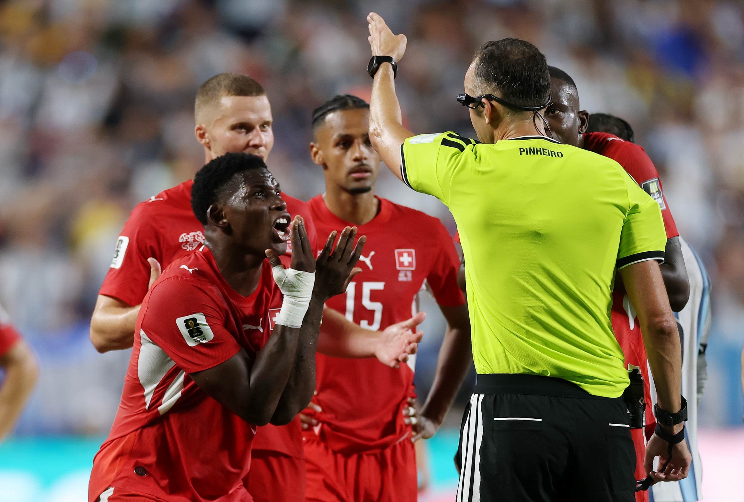 Embolo, da Suíça, é expulso após simular falta e sai chorando; veja