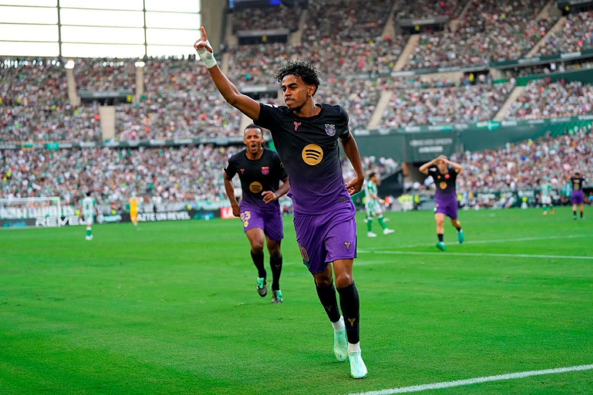 Lamine Yamal e Gabriel Jesus marcam e Barcelona goleia Bétis no Espanhol