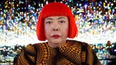As obras de Yayoi Kusama no Brasil, a artista morta aos 97 anos e famosa por arte com bolinhas e visual ousado