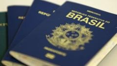 Por que Flávio Bolsonaro foi intimado a entregar os passaportes?