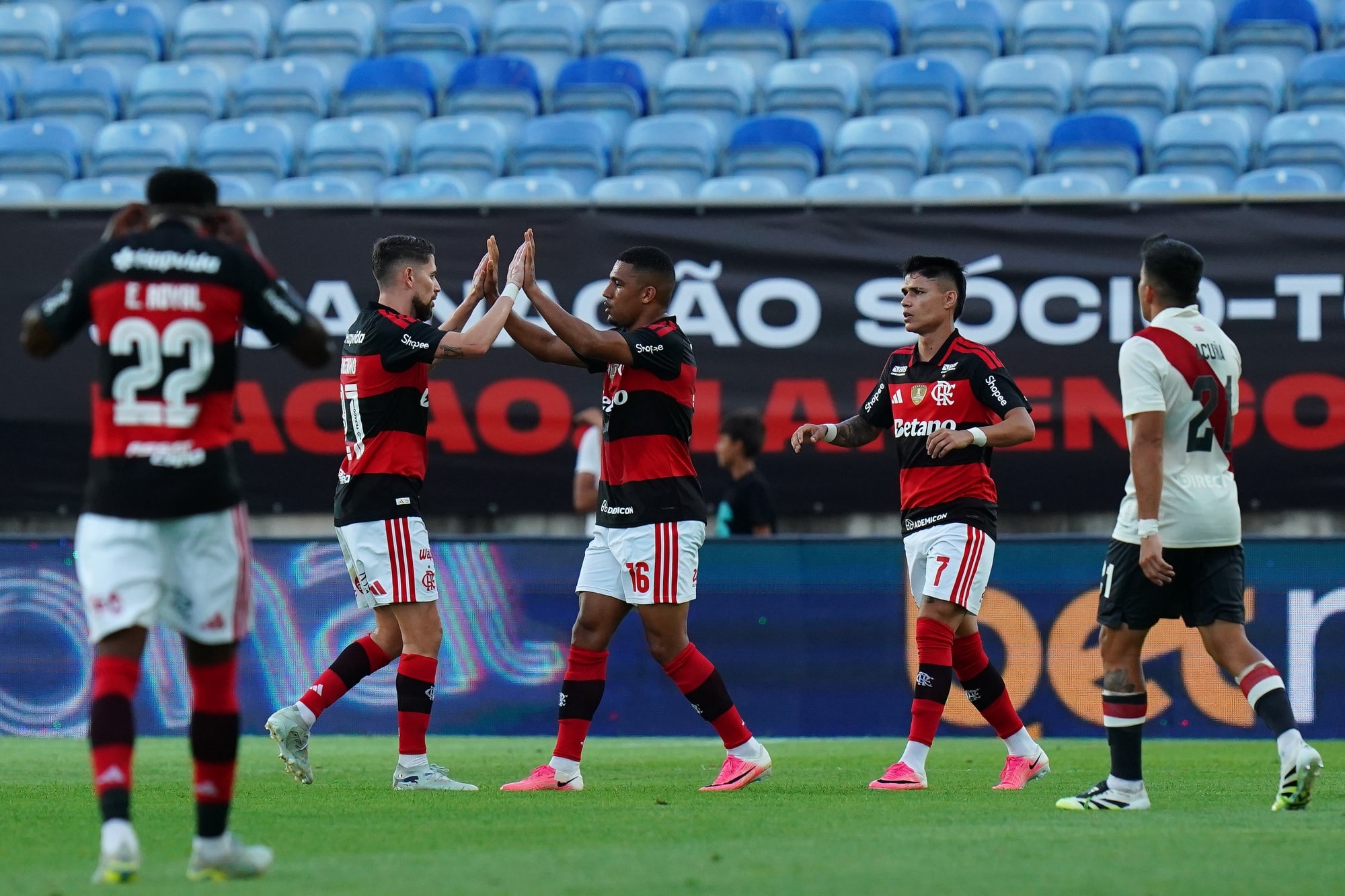 Flamengo encerra intertemporada contra Olimpia no Mané Garrincha
