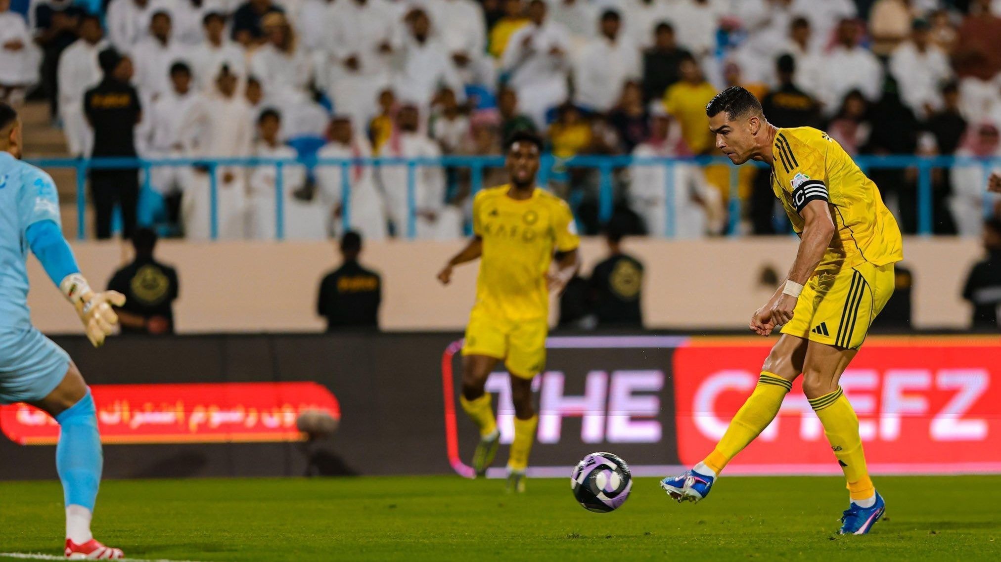 Virou “moda”? Zagueiro faz gesto obsceno e é expulso no Campeonato Saudita