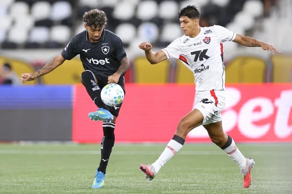 Em jogo movimentado, Botafogo e Vitória empatam pelo Brasileirão