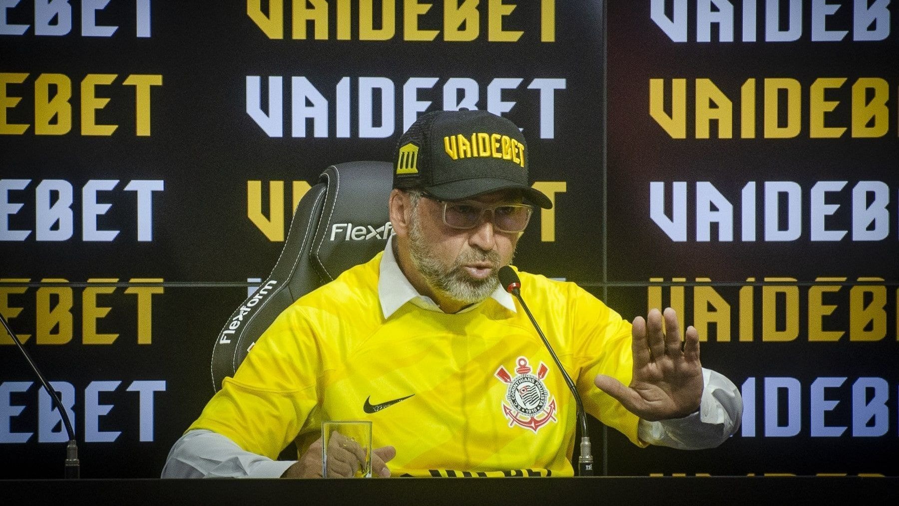 Corinthians deve mais de R$ 60 milhões na Fifa por compra de jogadores
