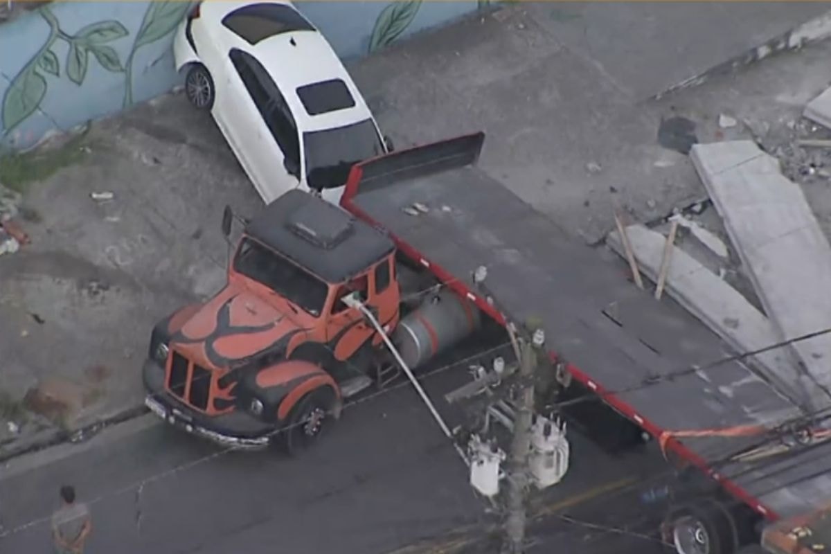 Carreta bate em carro e fica em "L" em frente a escola estadual de SP