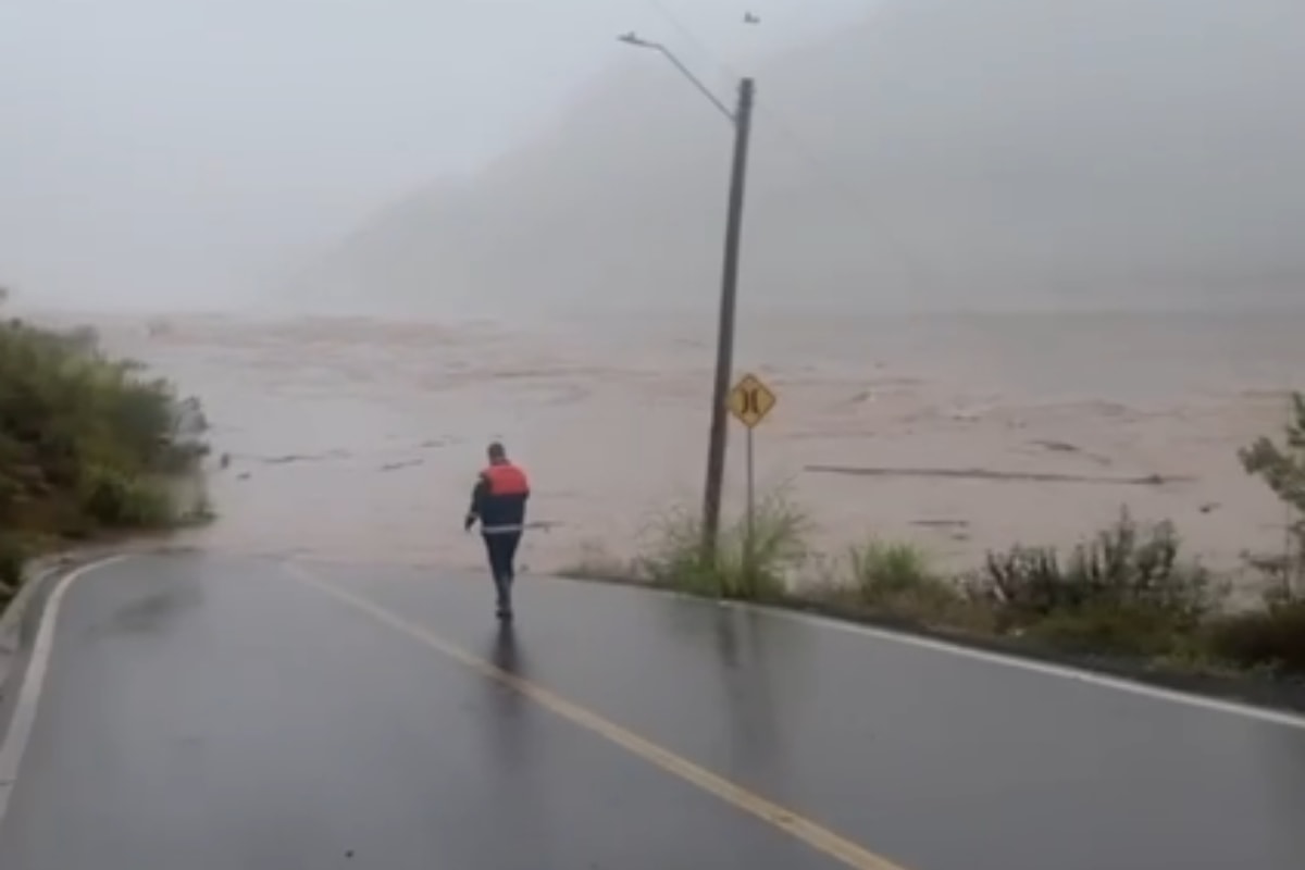 Rio das Antas supera cota de inundação e deixa ponte e casas submersas