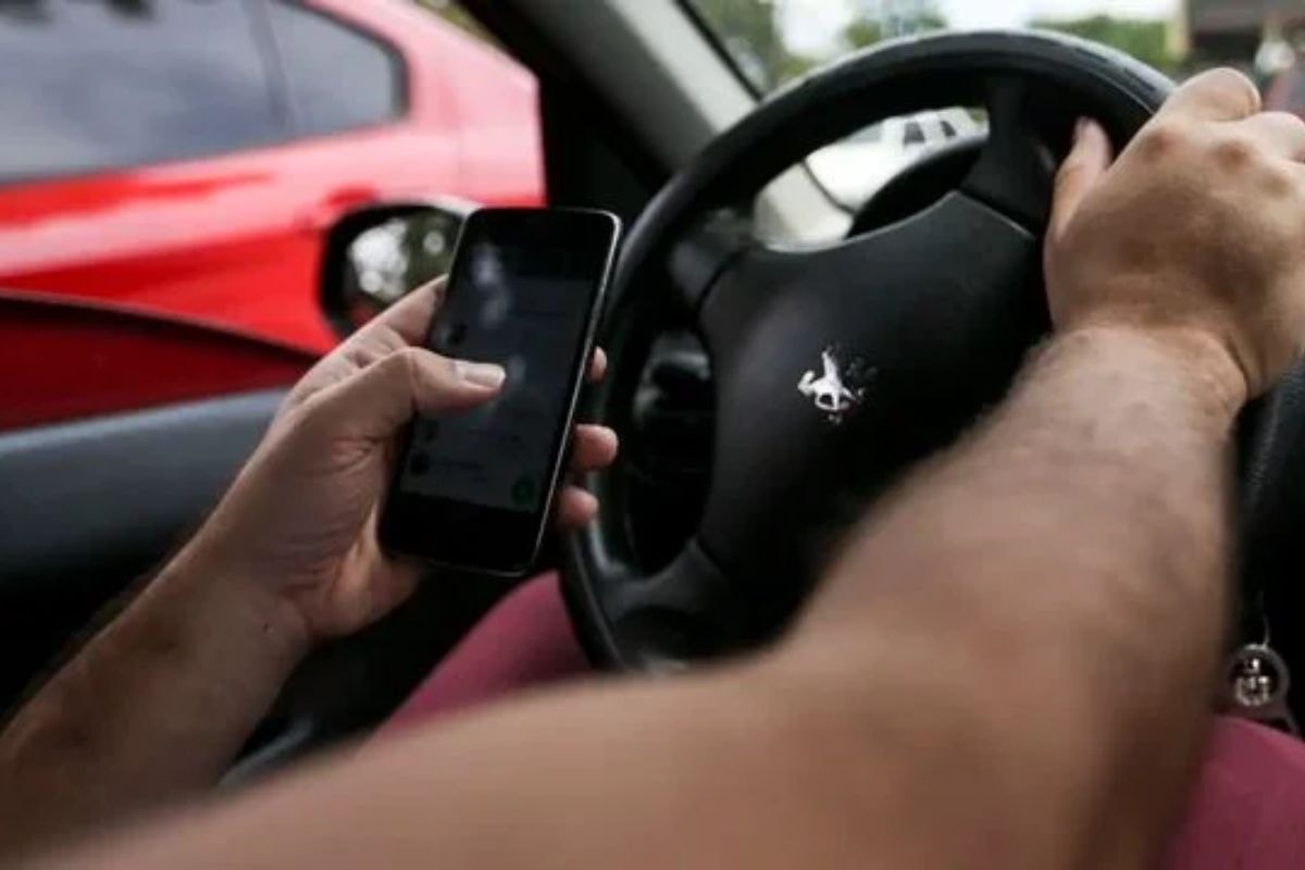 SP registra mais de 122 mil multas por celular ao volante no 1º semestre