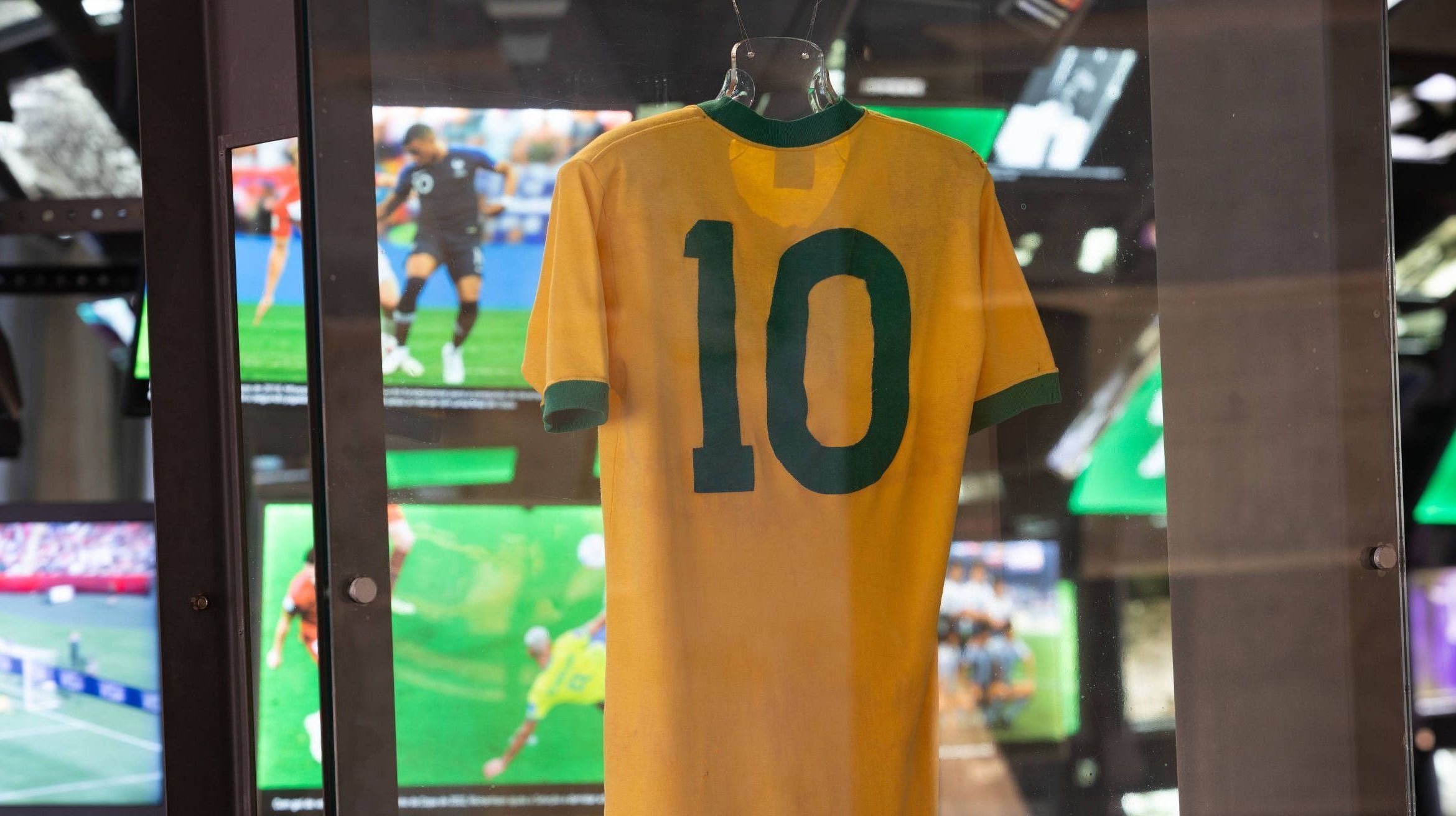 Obra de Miró e impressionismo: relembre design de cartazes da Copa do Mundo
