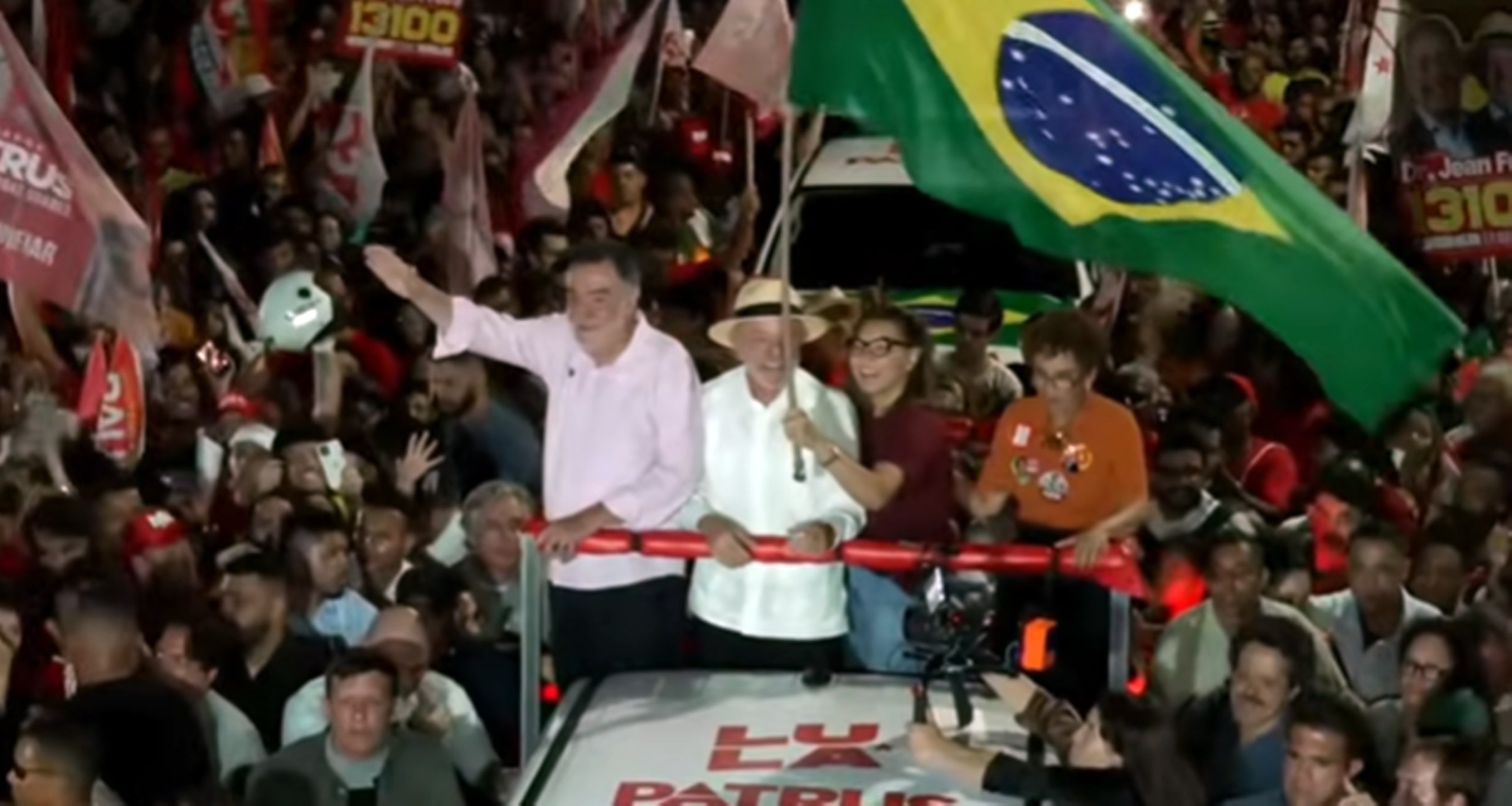 Em aceno às mulheres, Janja ganha destaque ao lado de Lula em MG