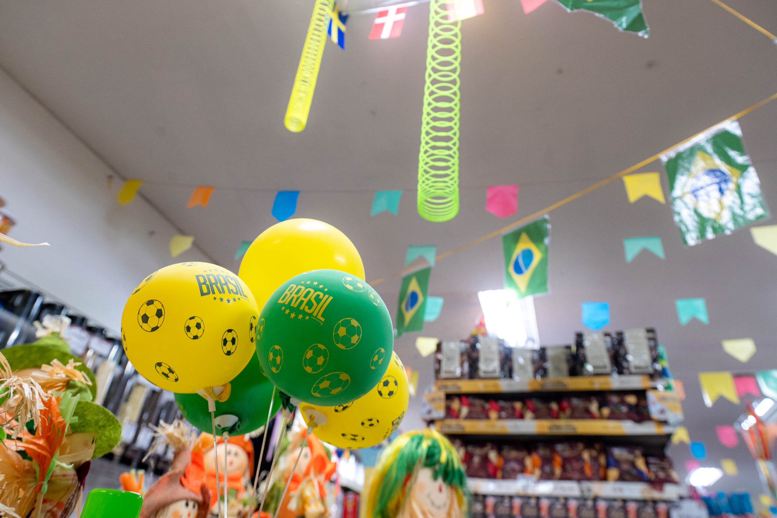 Jogo do Brasil muda horário do comércio e serviços públicos no DF