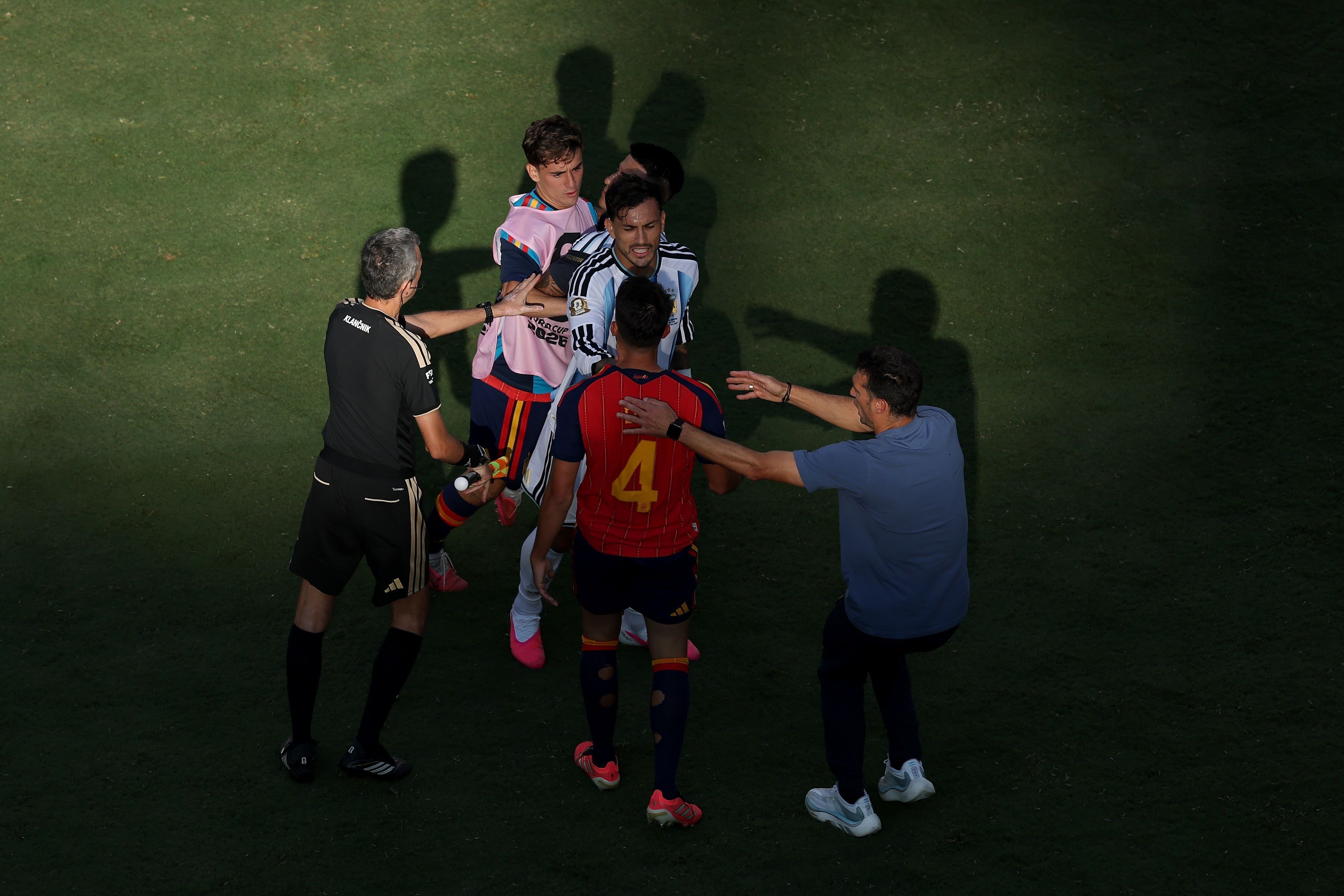 Fifa pune Paredes com 10 jogos e outros quatro após briga na final da Copa