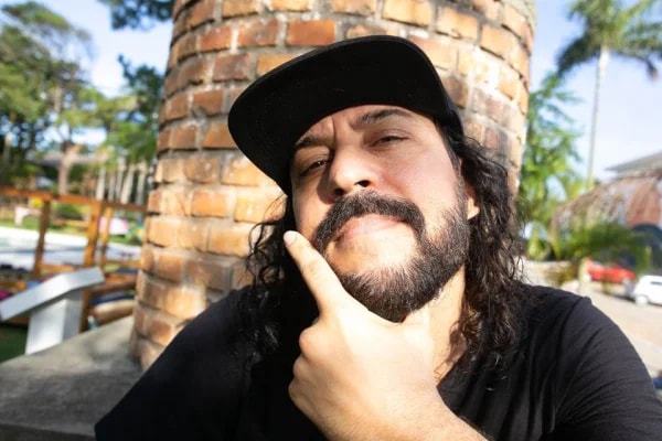 Gabriel O Pensador vence na Justiça processo contra companhias aéreas
