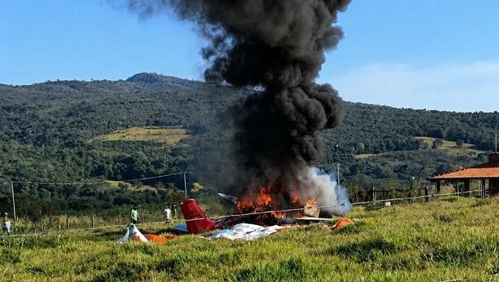 Avião de pequeno porte cai perto de estação de metrô e deixa um morto em BH