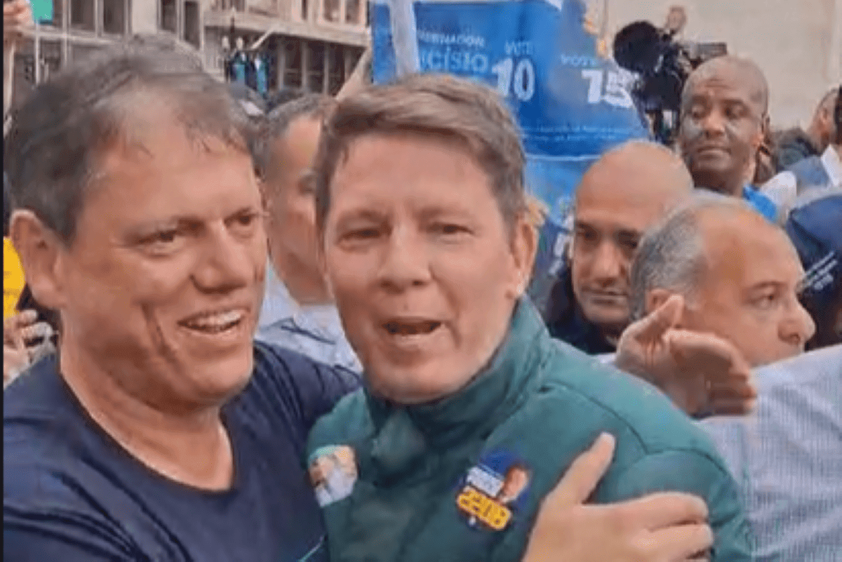 Mario Frias abraça Nunes e Tarcísio em ato. Vídeo