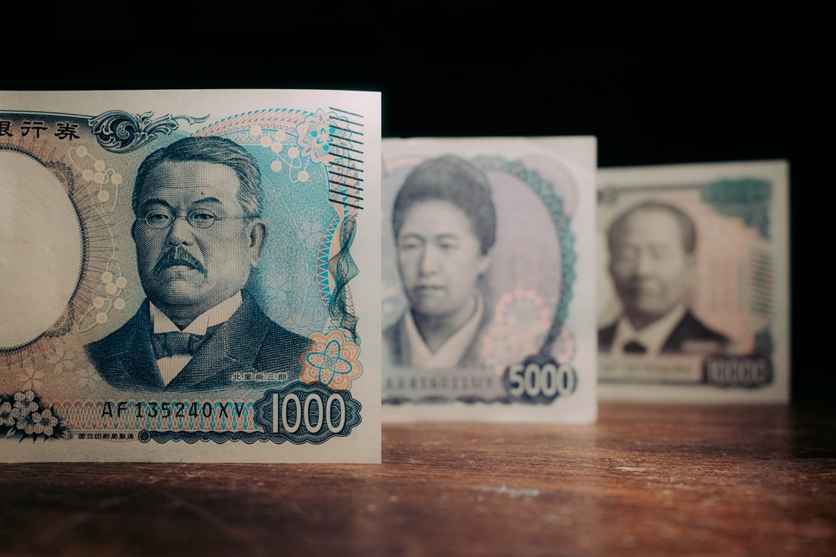 Iene dispara após apostas em alta de juros e temor de nova intervenção no Japão