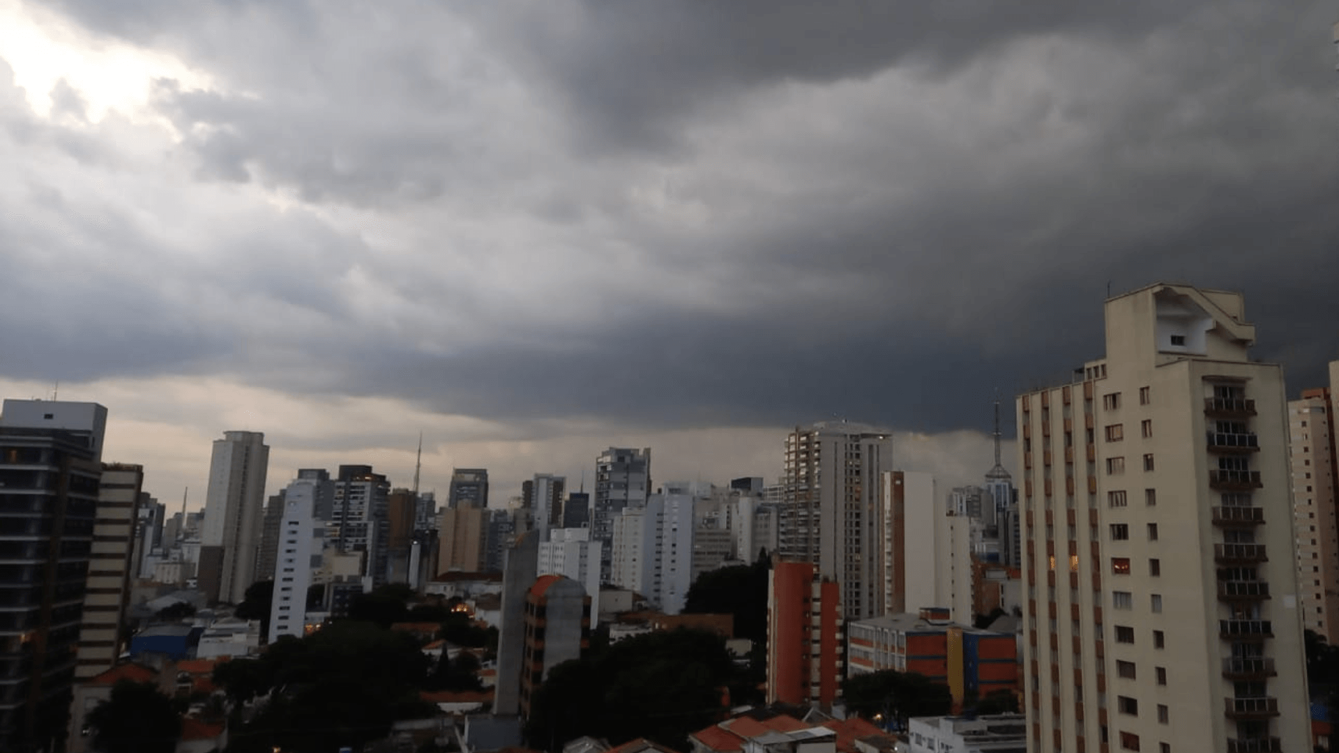 Tempo muda bruscamente em São Paulo e alerta de chuva moderada é emitido