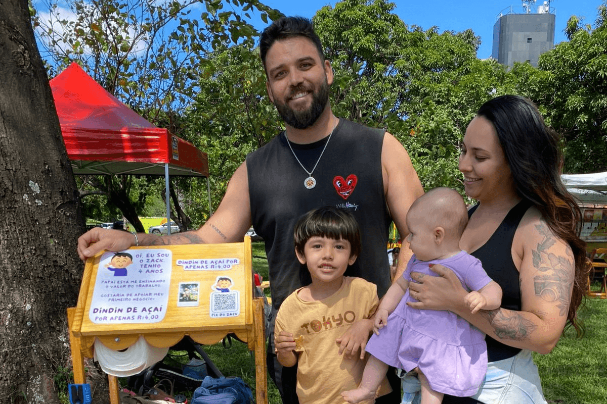 Brasiliense de 5 anos troca frutas e até ovos por figurinhas da Copa