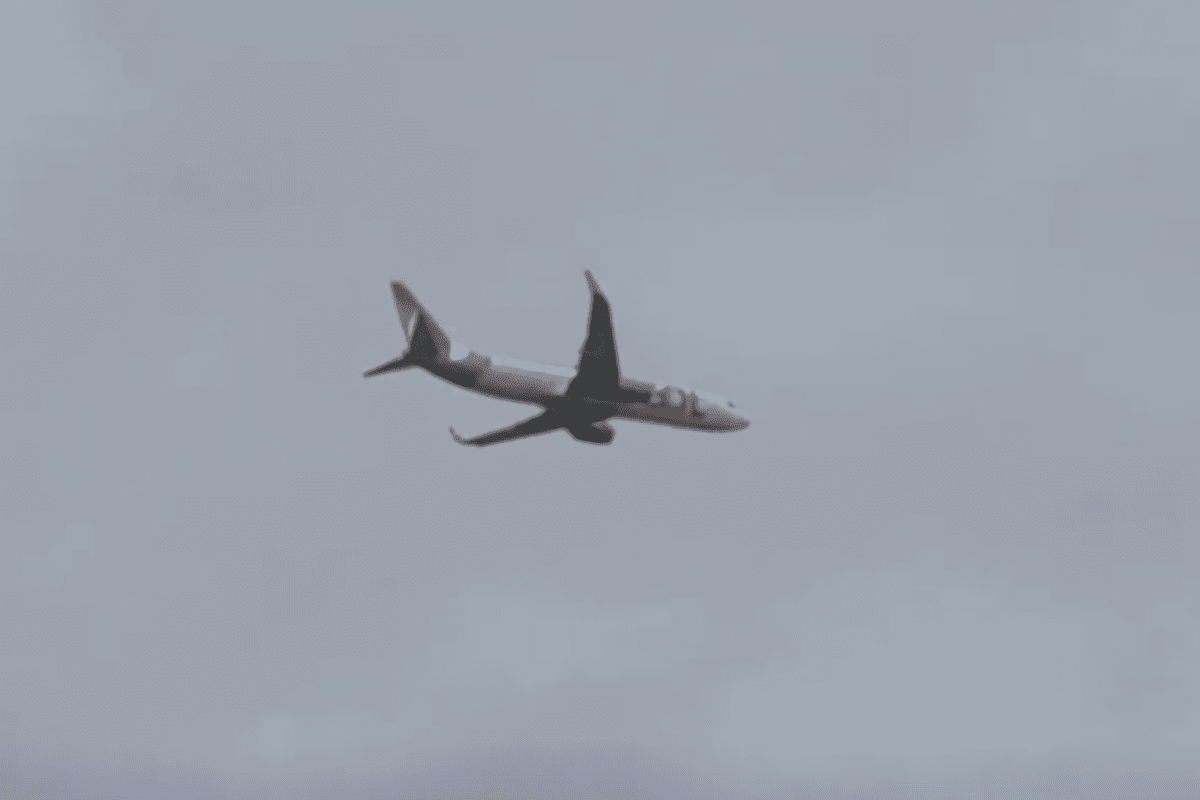 Turbina de avião da Gol solta faíscas durante voo após bater em pássaro