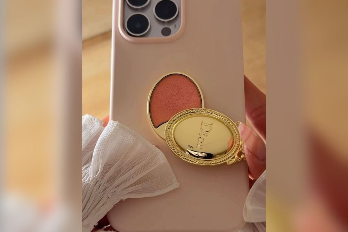 Dior lança lip balm de edição limitada que vira acessório para celular