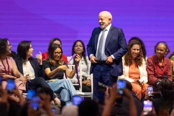 Lula intensifica aceno às mulheres em contraponto a Flávio Bolsonaro
