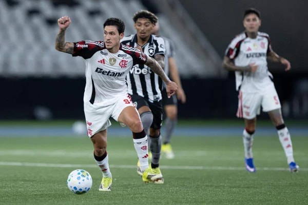 Flamengo recebe Botafogo e busca manter invencibilidade sobre o rival