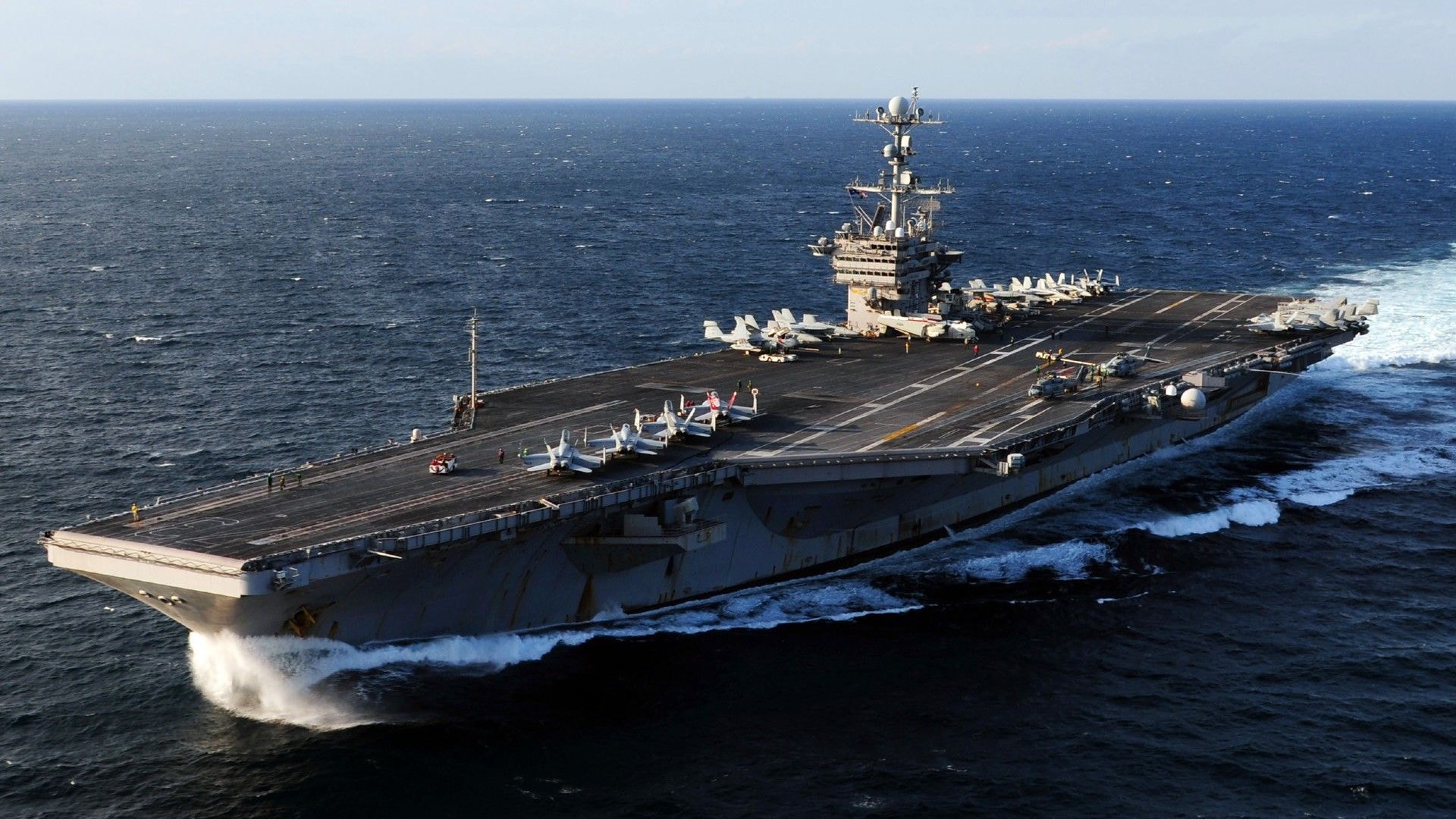 Porta-aviões que substituirá o USS Abraham Lincoln chega ao Oriente Médio