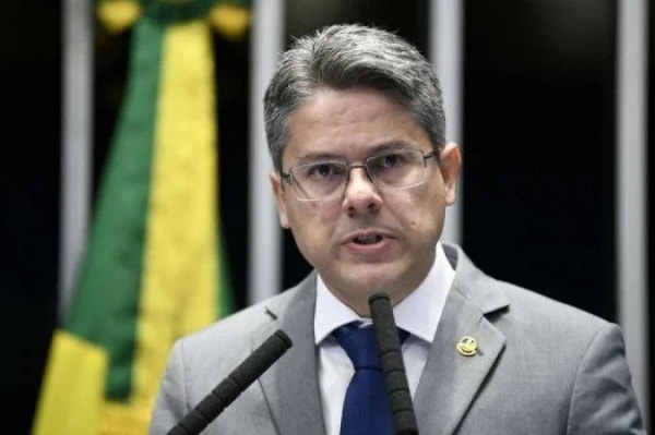 Entenda o que pode levar o senador Alessandro Vieira à inelegibilidade