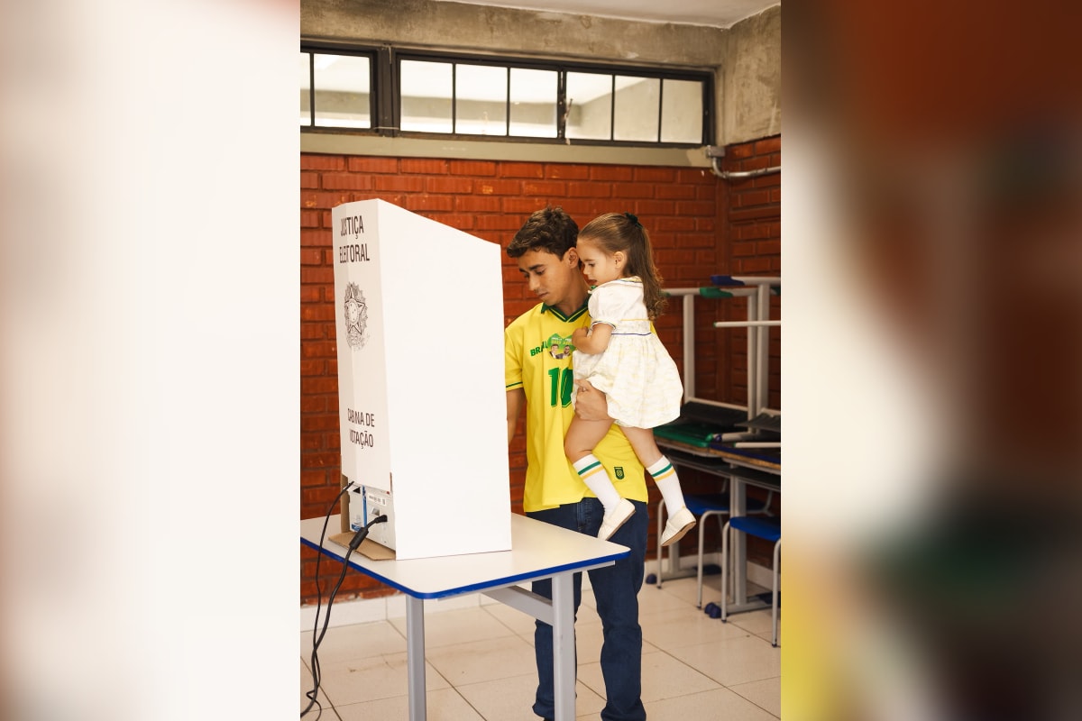 Com a filha no colo, Nikolas Ferreira (PL) vota em BH