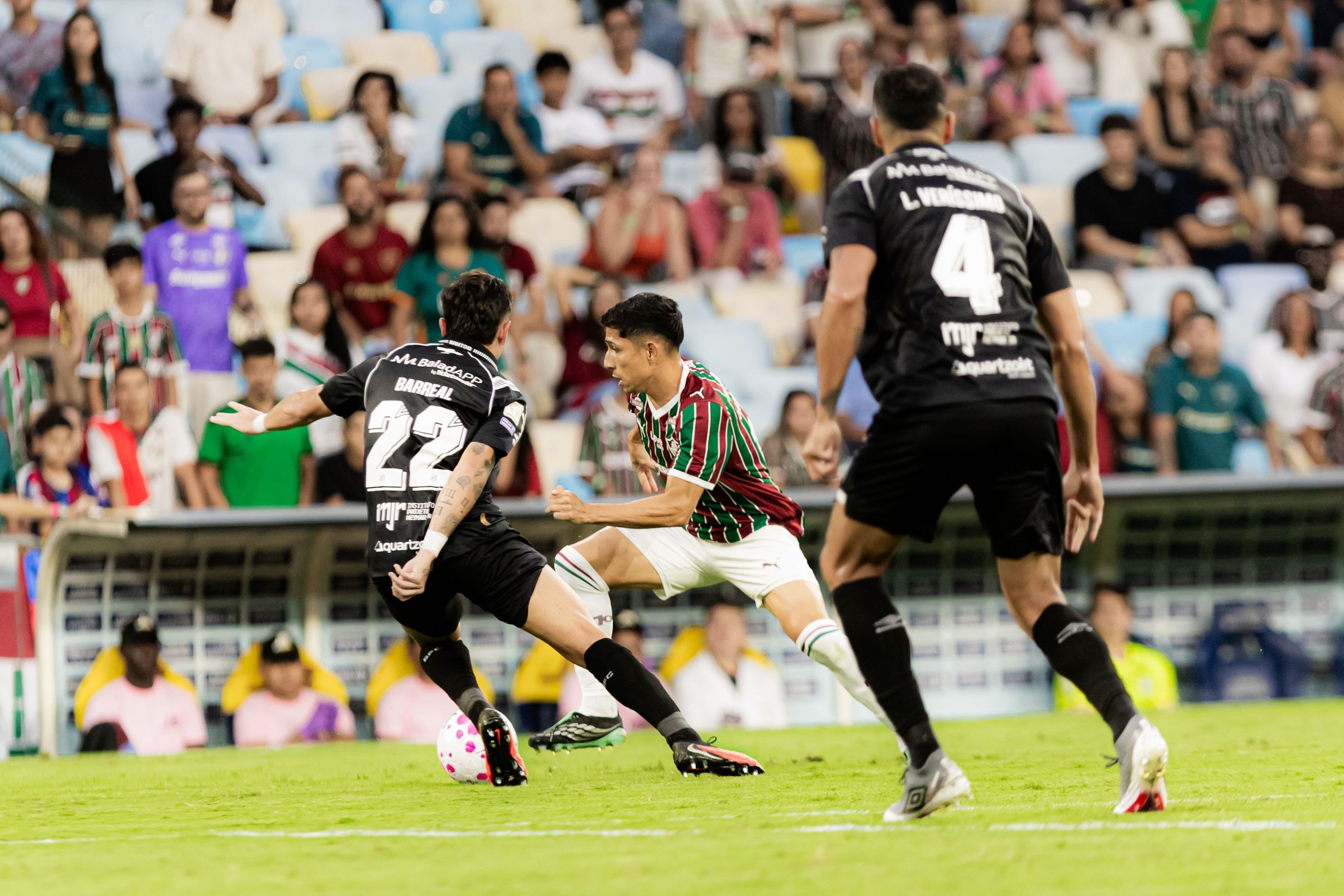 Flamengo domina, vence Bahia e retoma liderança do Brasileirão
