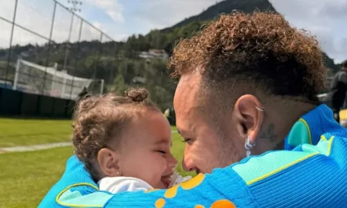 Neymar quebra protocolo e faz homenagem emocionante para 4ª filha