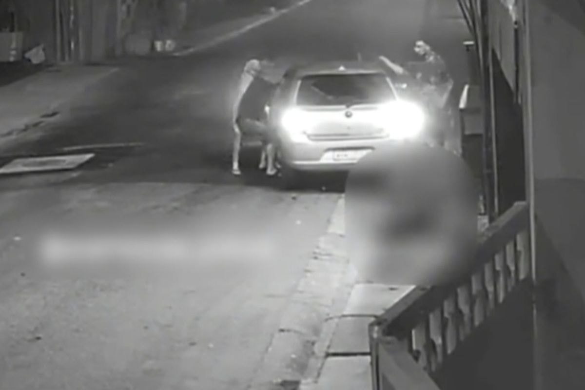 Família é atropelada na calçada por carro em alta velocidade. Veja vídeo
