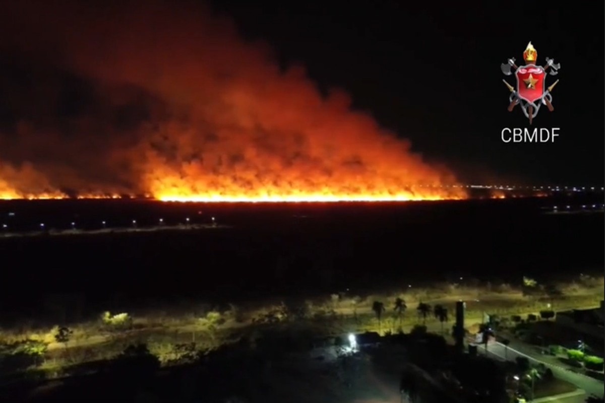 Incêndio cria "barreira de fogo" e mobiliza bombeiros no DF