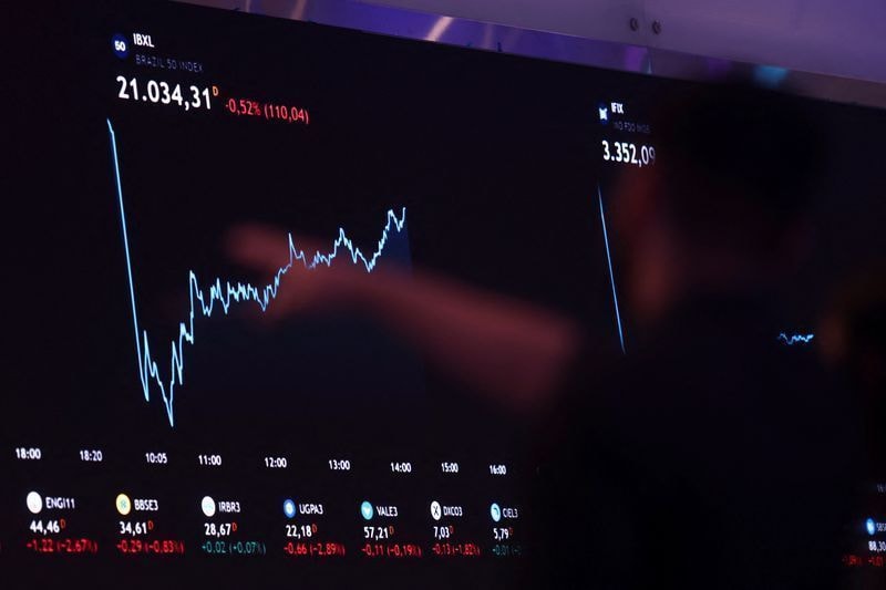 Dólar abre em alta de olho em crise no STF e temor geopolítico