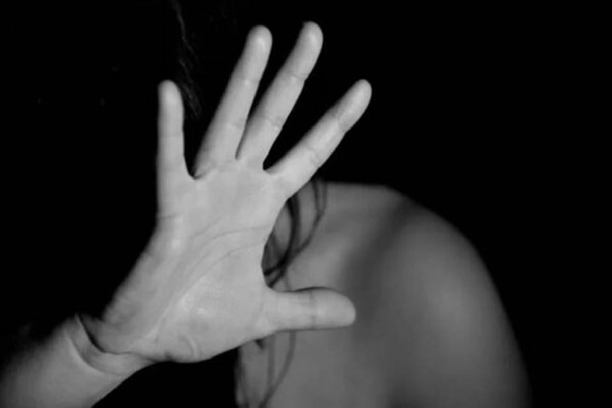 Menina de 11 anos liga para a PM e salva mãe ameaçada com facão em Minas