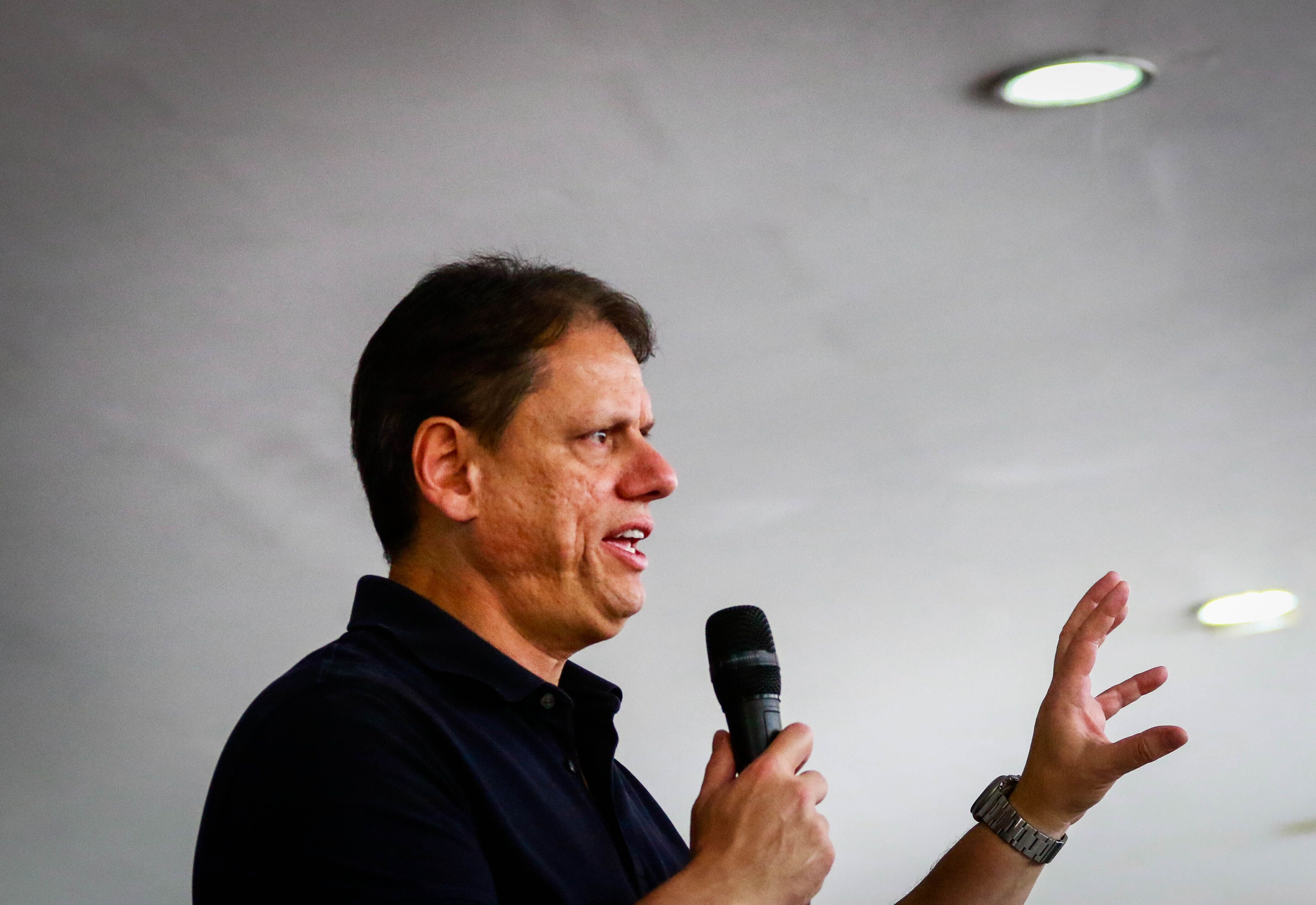 Tarcísio nega afastamento de Flávio: Vamos continuar levantando a bandeira