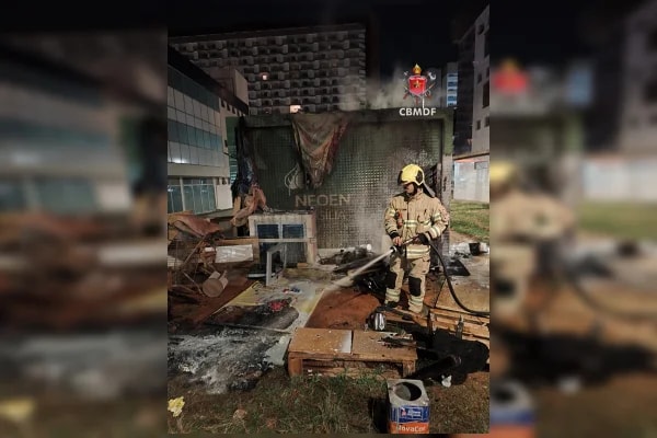 Casebre instalado ao lado de subestação de energia pega fogo na Asa Sul