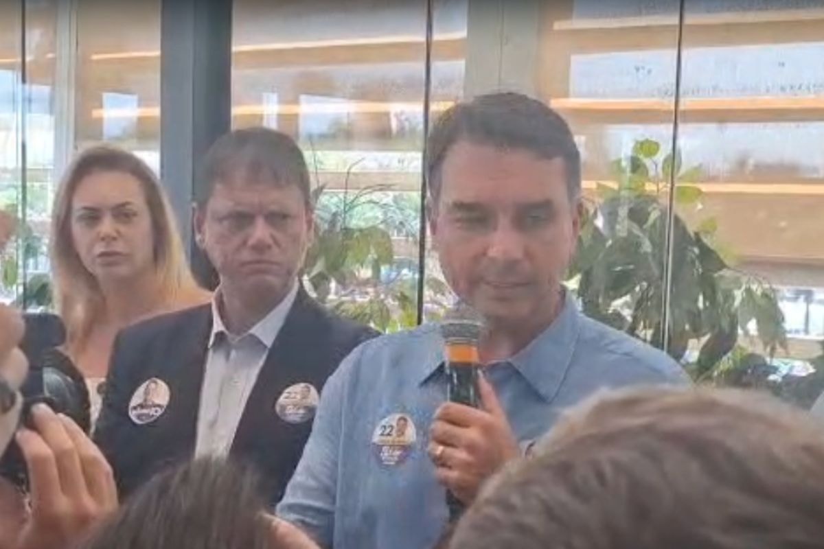 Com Tarcísio, Flávio Bolsonaro fala em ser "presidente de transição"