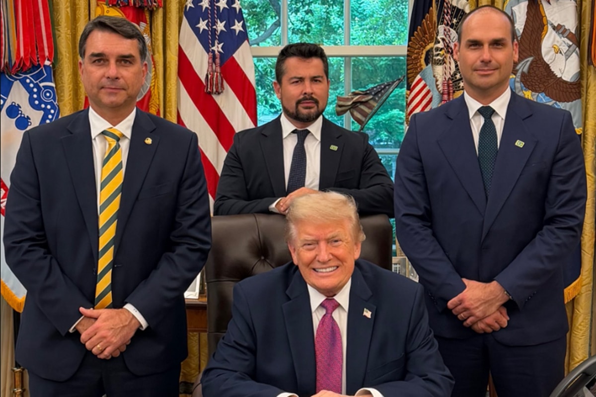 Eduardo Bolsonaro reage após acusação de que foto com Trump foi feita por IA