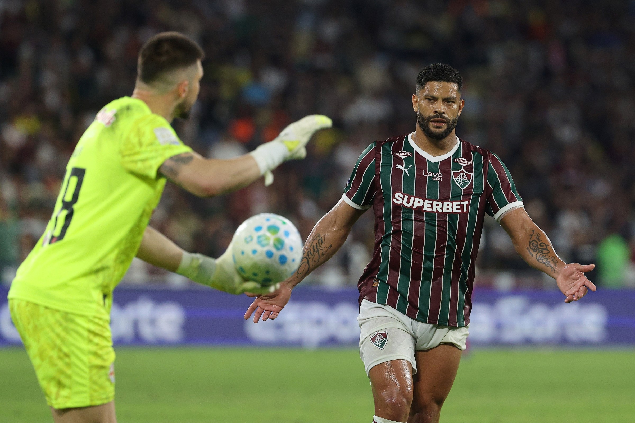 Hulk decepciona torcida do Fluminense e vira alvo de críticas na internet