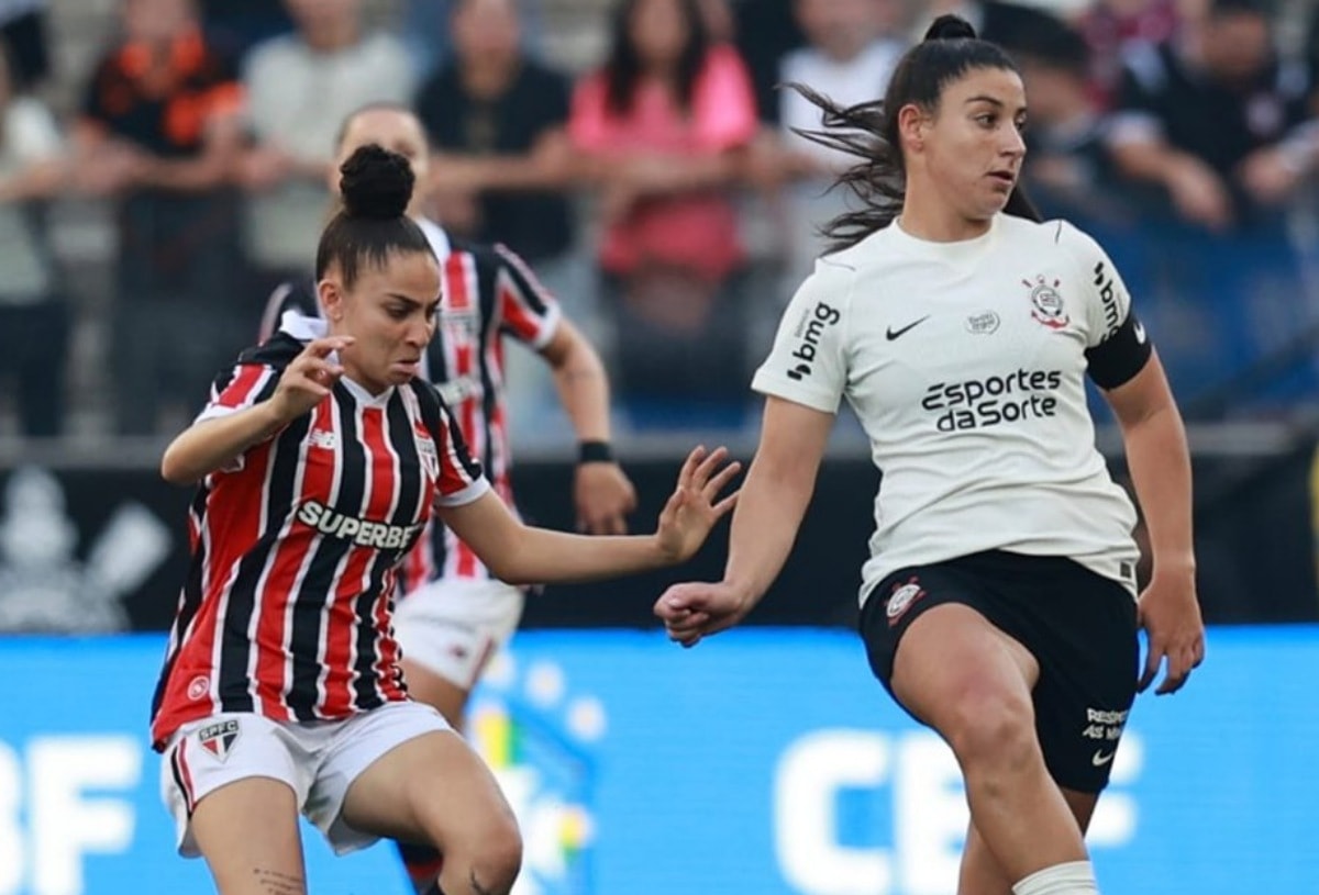 São Paulo vira e bate Corinthians na 1ª final do Brasileirão Feminino