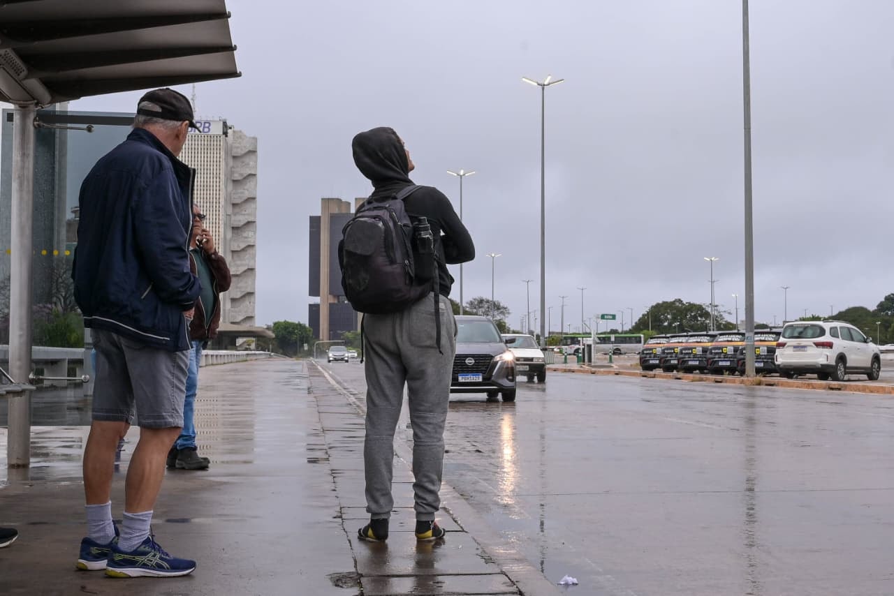 Chuva pega brasilienses de surpresa na noite desta quarta-feira