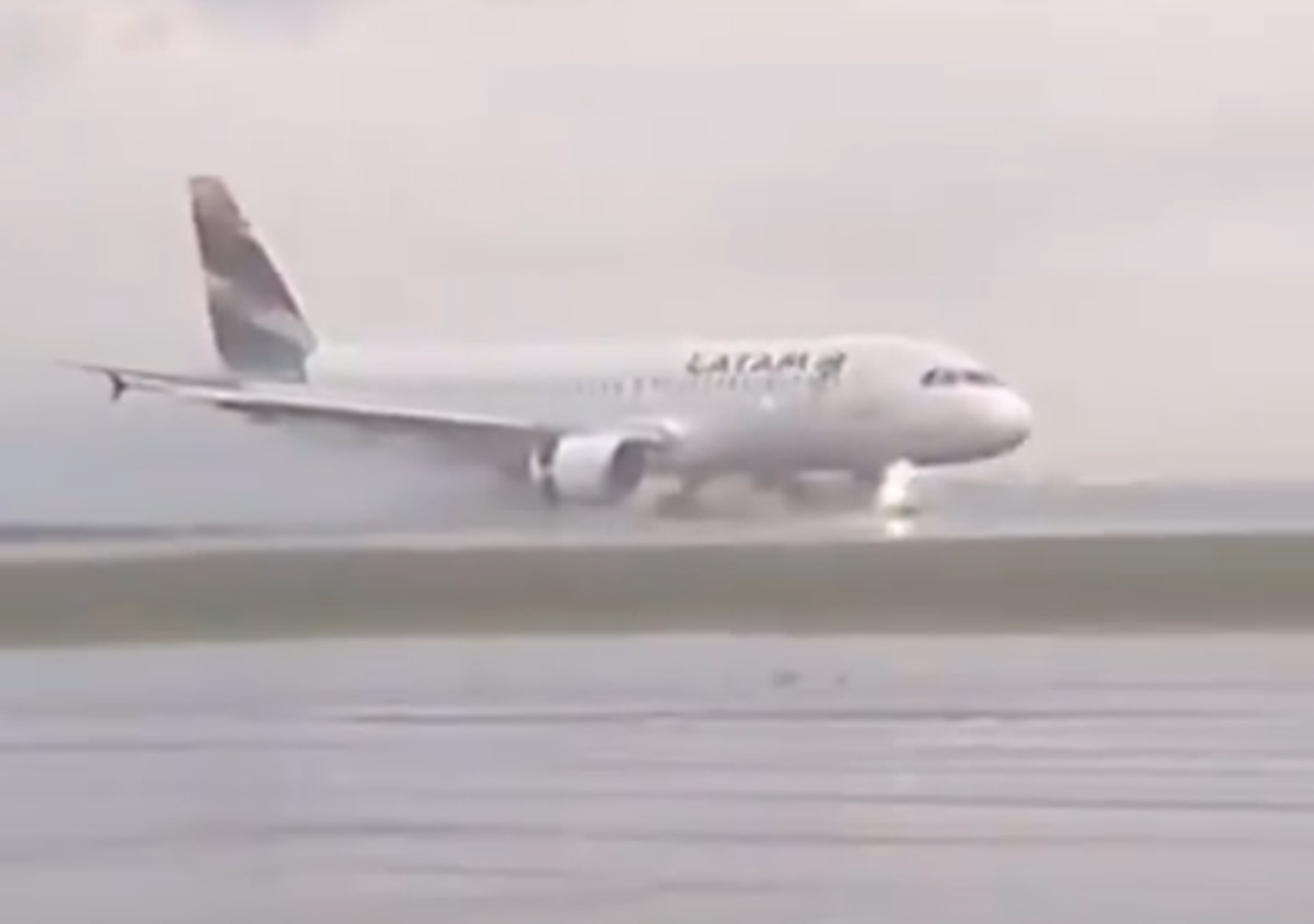 Veja momento em que avião da Latam sai da pista e para na lama no PR