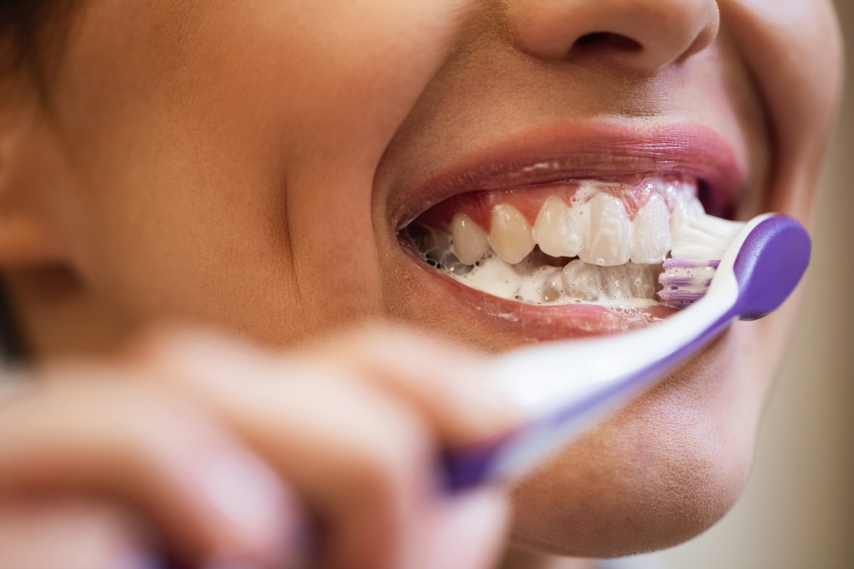 Escovar os dentes com força pode causar traumas na gengiva e no esmalte
