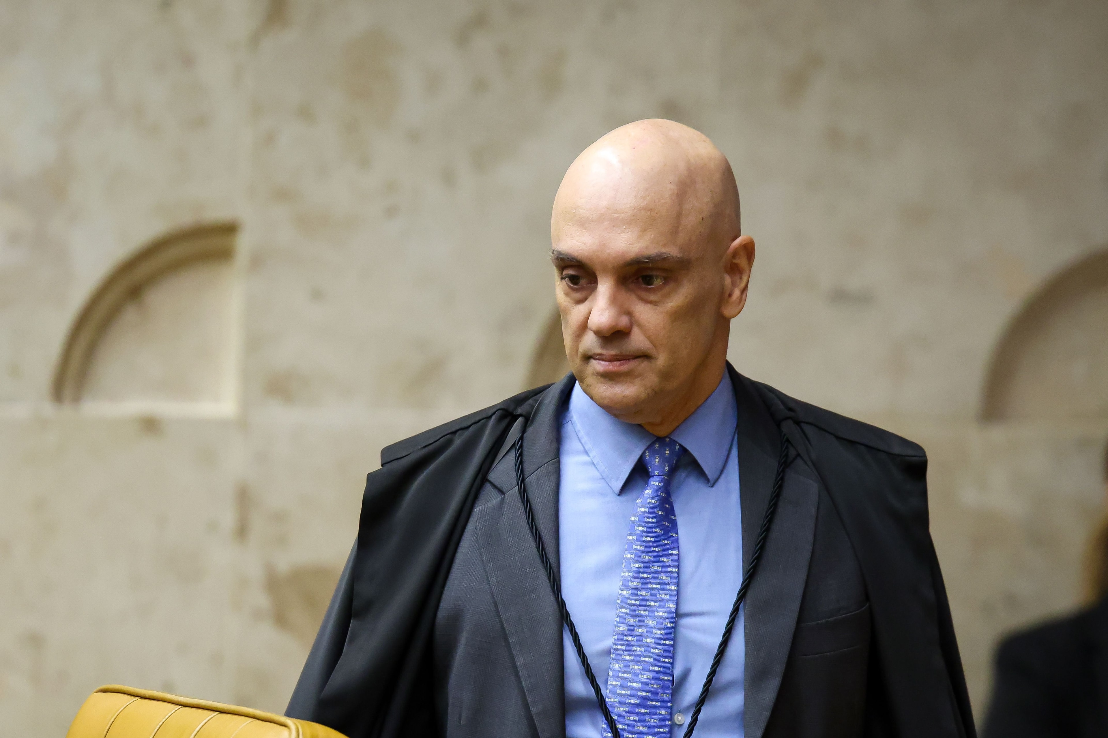 Moraes pede parecer da PGR sobre recurso de Cid para extinguir pena