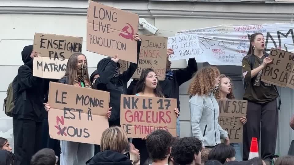 Estudantes franceses bloqueiam ruas de Paris em protesto por educação
