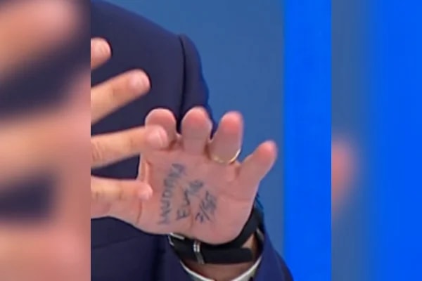 Flávio Bolsonaro leva “cola” na mão no JN. Saiba o que estava escrito
