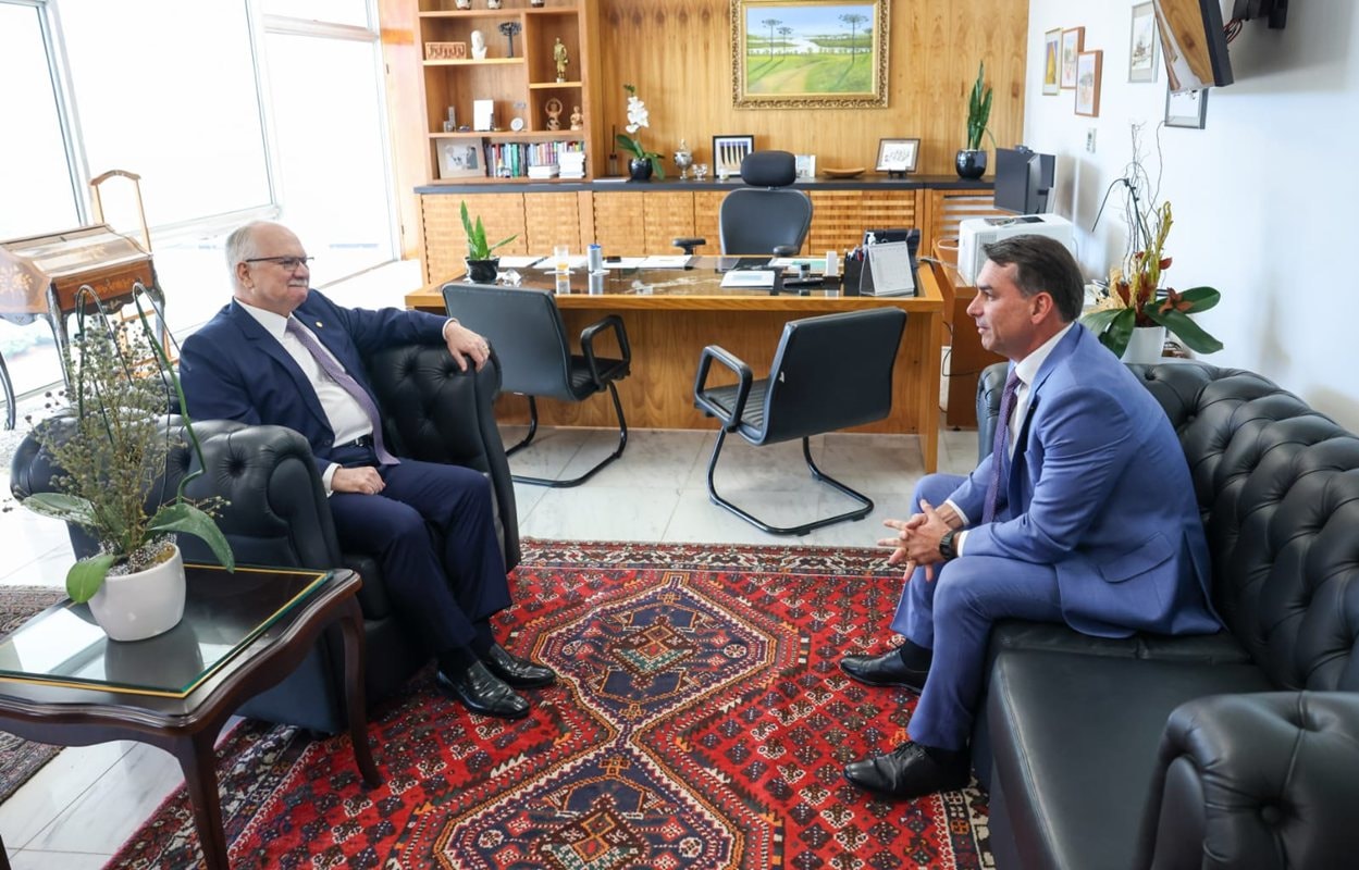 Flávio Bolsonaro se encontra com Fachin: "Excelente impressão dele"