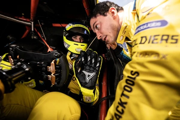 Stock Car: Nicolas Costa homenageia avô no capacete na etapa de Brasília