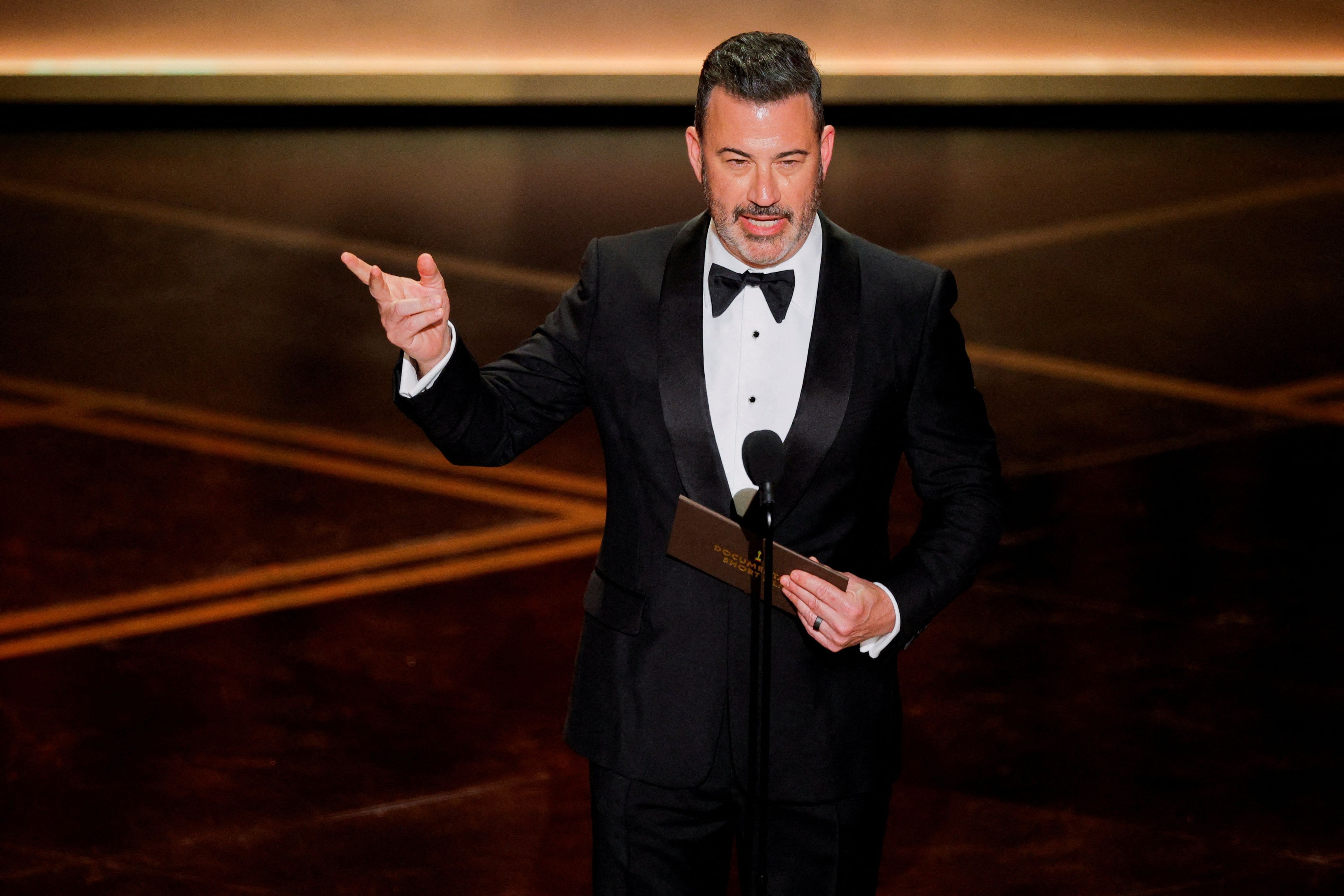 Trump diz que a ABC deveria demitir Kimmel enquanto a Disney resiste